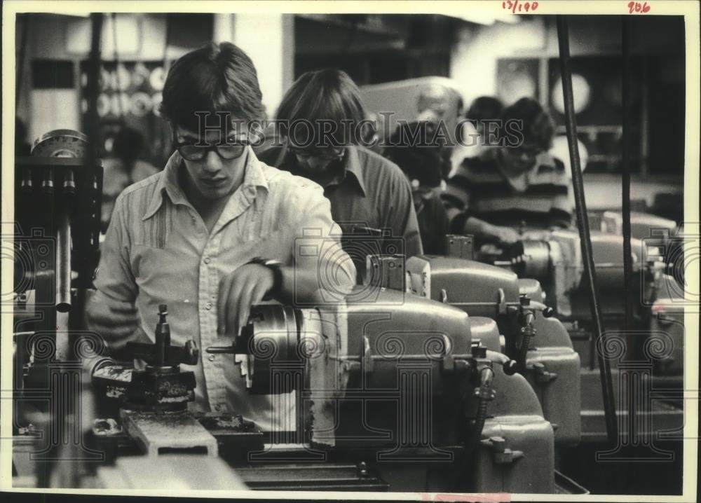 1979 Press Photo Students work in machine shop, University of Wisconsin, Stout - Historic Images