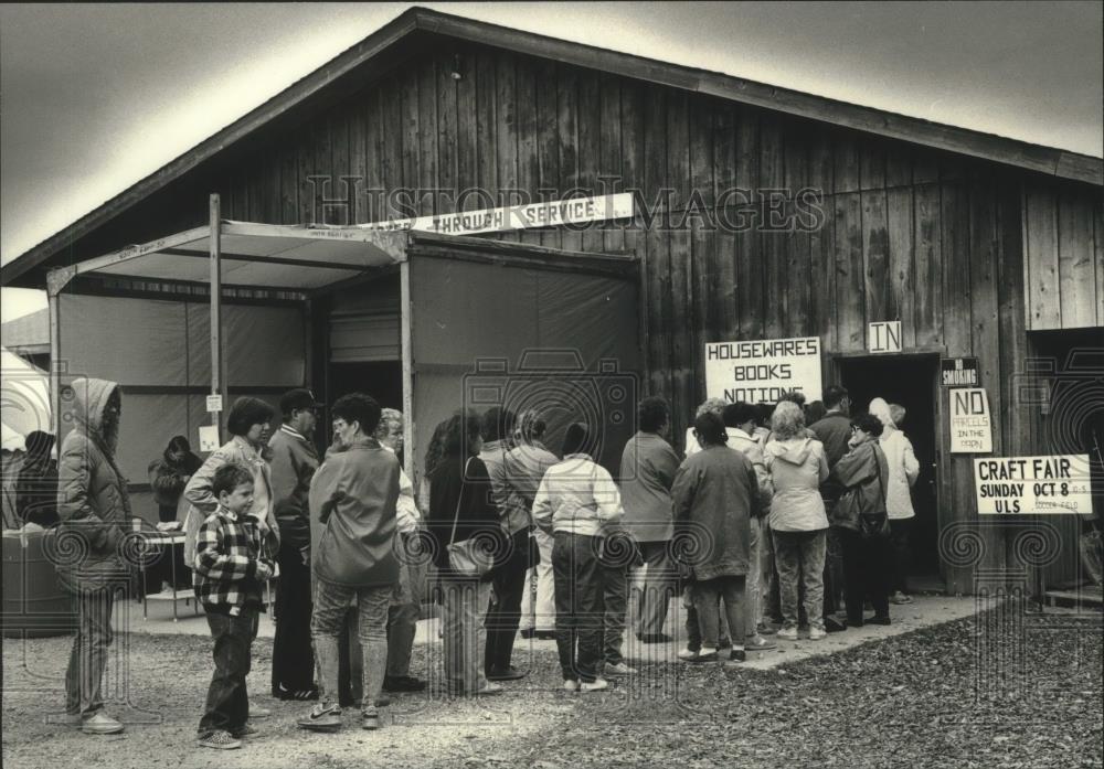 1989 Press Photo People at University Lake School, Delafiled for annual sale - Historic Images