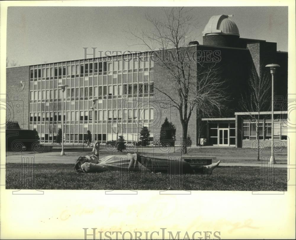 1980 Press Photo University of Wisconsin-Superior student and the Barstow Hall - Historic Images
