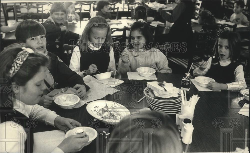 1989 Press Photo University School of Milwaukee students at lunch in cafeteria - Historic Images