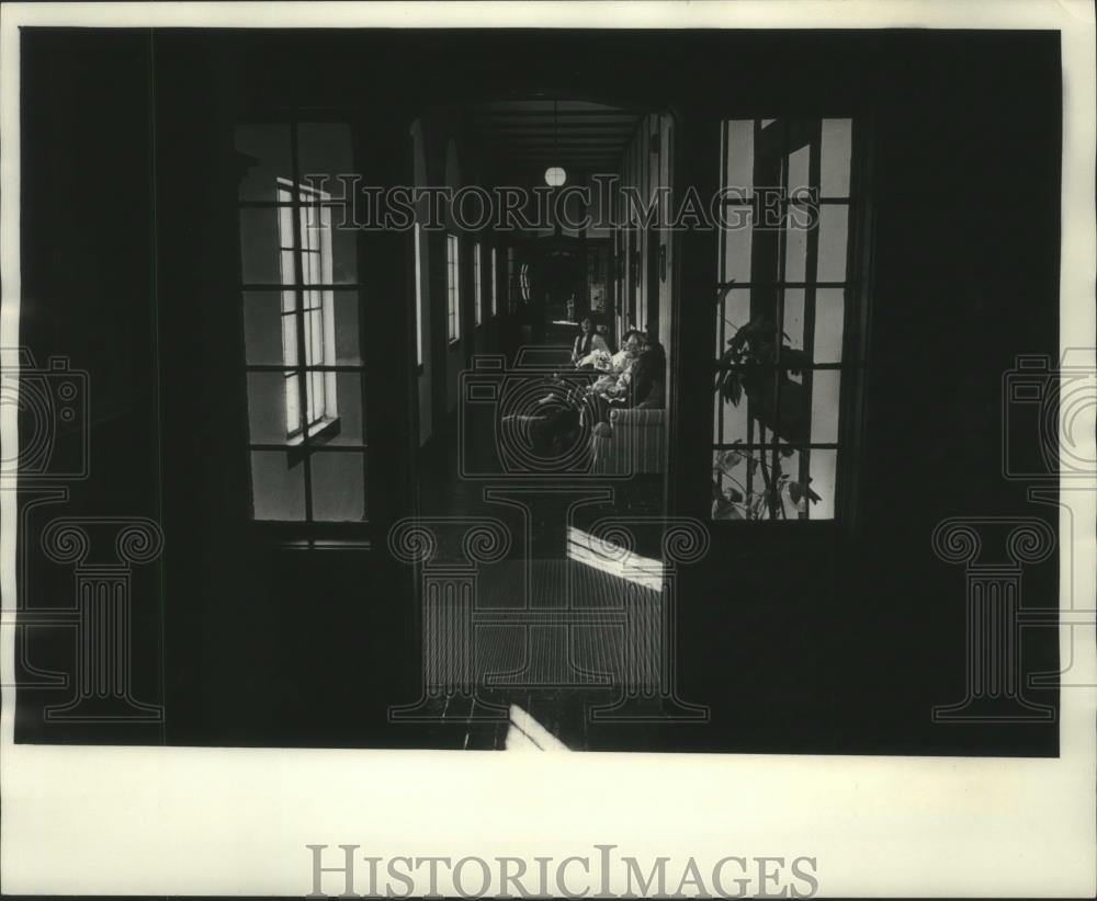 1978 Press Photo University School of Milwaukee students relax in lounge area - Historic Images