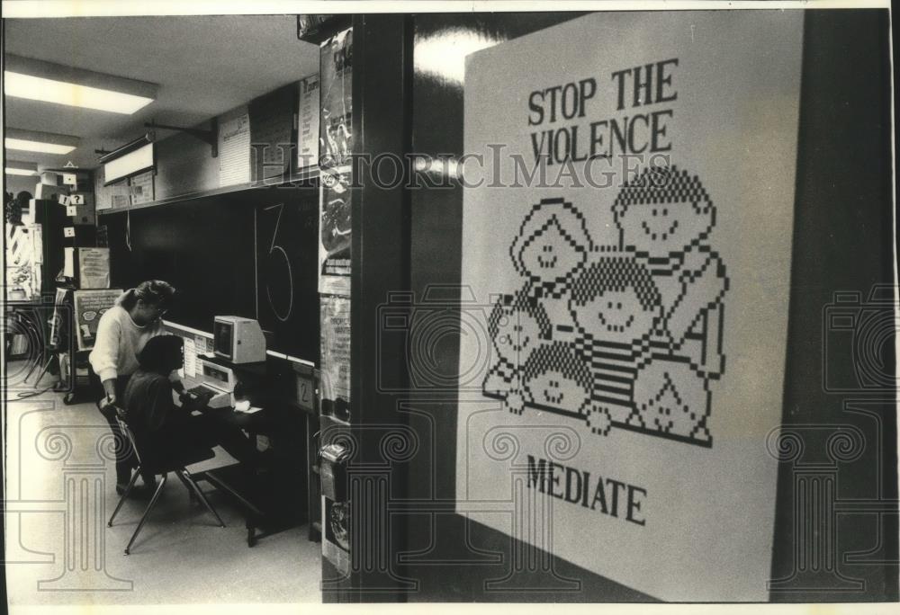 1992 Press Photo Janie Steinke of University of Wisconsin student helps student - Historic Images