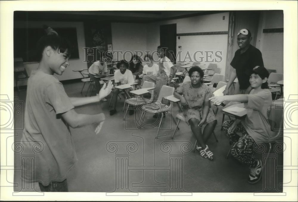 1991 Press Photo Johne Johnson of Milwaukee performed in front of a class - Historic Images