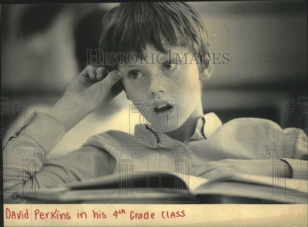 1986 Press Photo David Perkins in class listening to his teacher, Milwaukee. - Historic Images