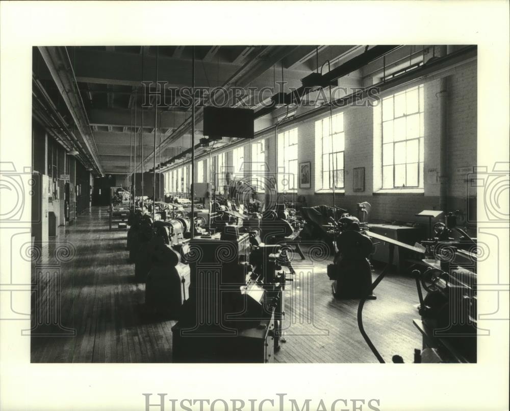 1982 Press Photo Surplus lathes donated to University of Wisconsin, Madison - Historic Images