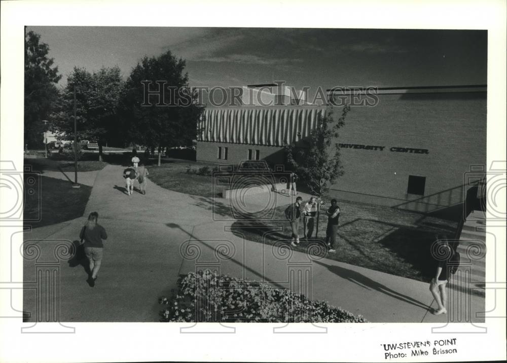 1991 Press Photo Students pass in front of University Center at UW-Stevens Point - Historic Images