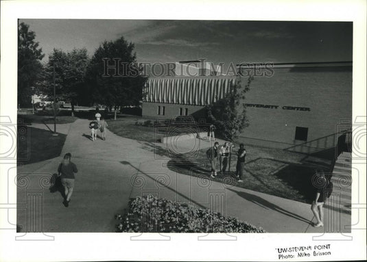 1991 Press Photo Students pass in front of University Center at UW-Stevens Point - Historic Images