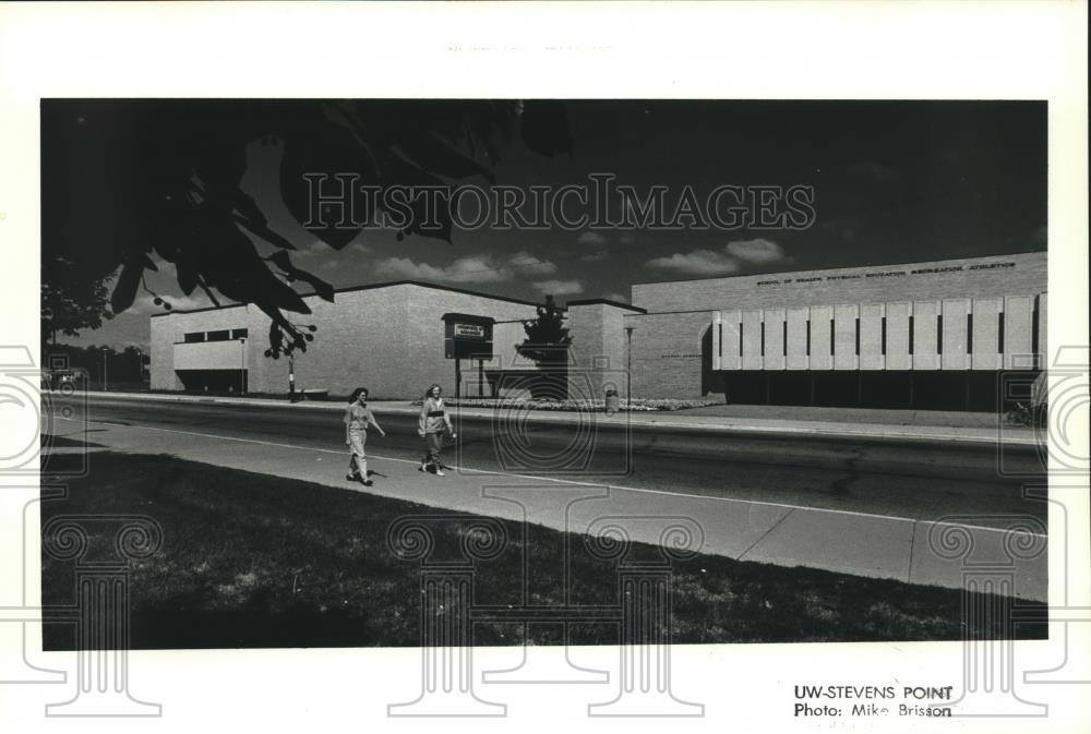 1991 Press Photo Students pass Health Enhancement Center, UW-Stevens Point - Historic Images