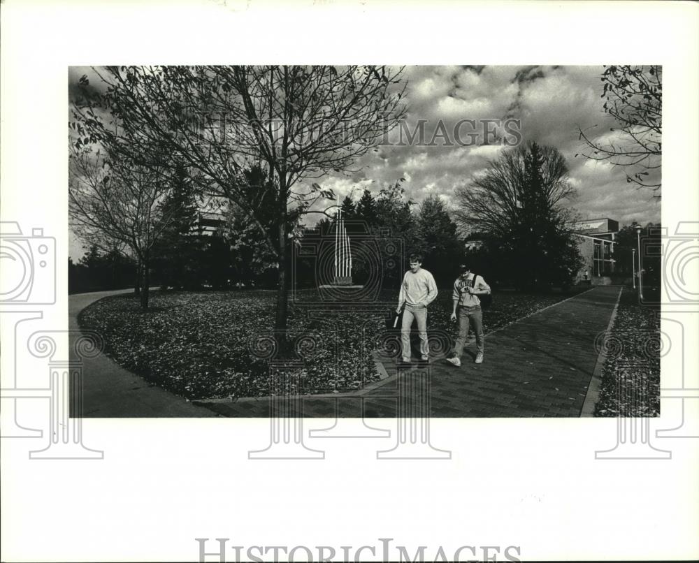 1991 Press Photo Students pass Blue Star Compass at UW-Stevens Point campus - Historic Images