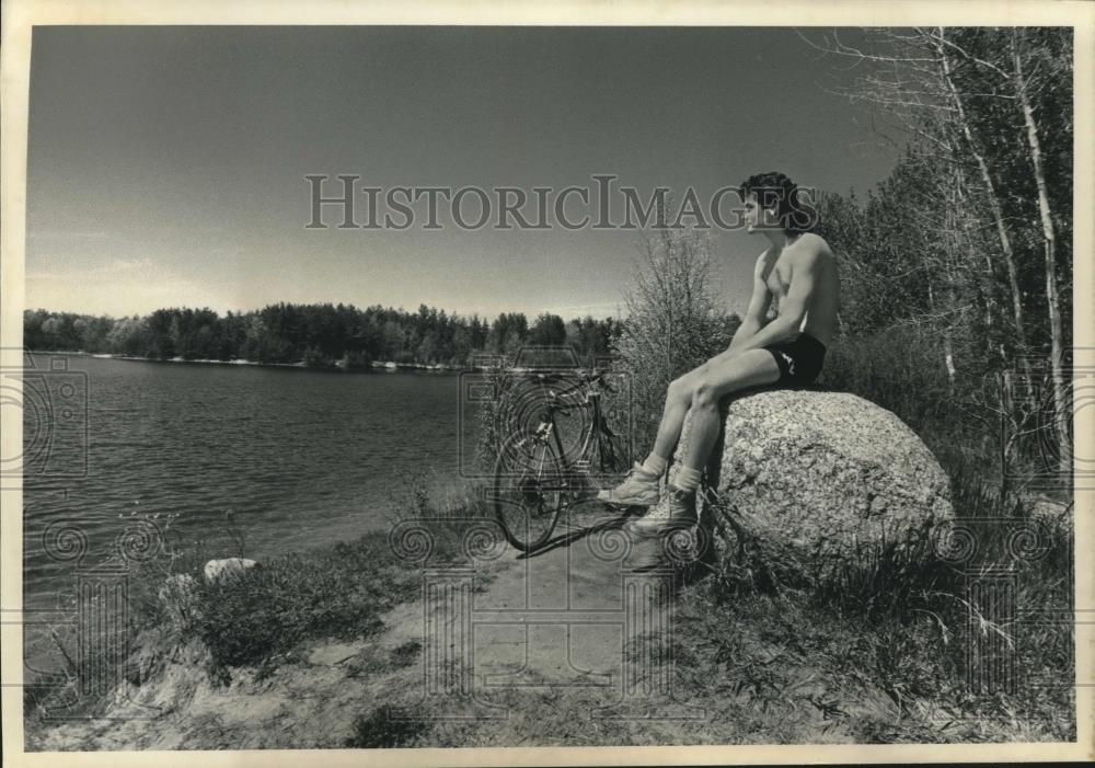 1991 Press Photo Dennis Kellner sits near Schmeeckle Reserve on University Lake - Historic Images