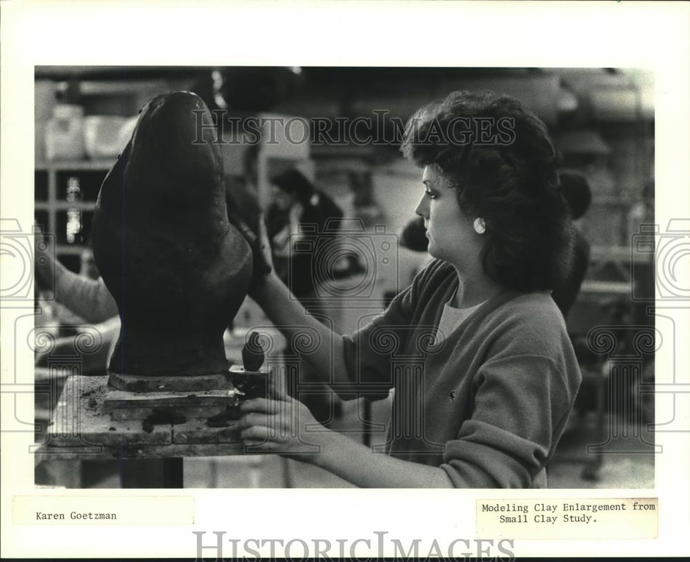 1985 Press Photo Stevens Point student Karen Goetzman models a clay enlargement - Historic Images