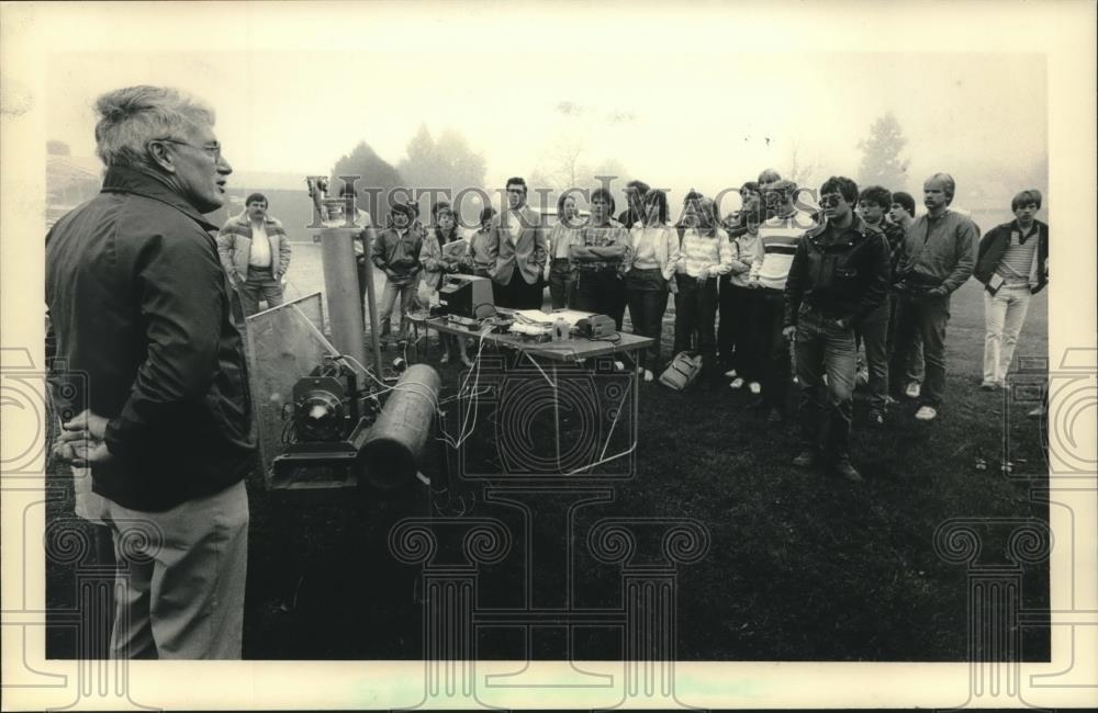 1984 Press Photo Ray Dousman, of Northern Cross Science Explaining Rocket Engine - Historic Images