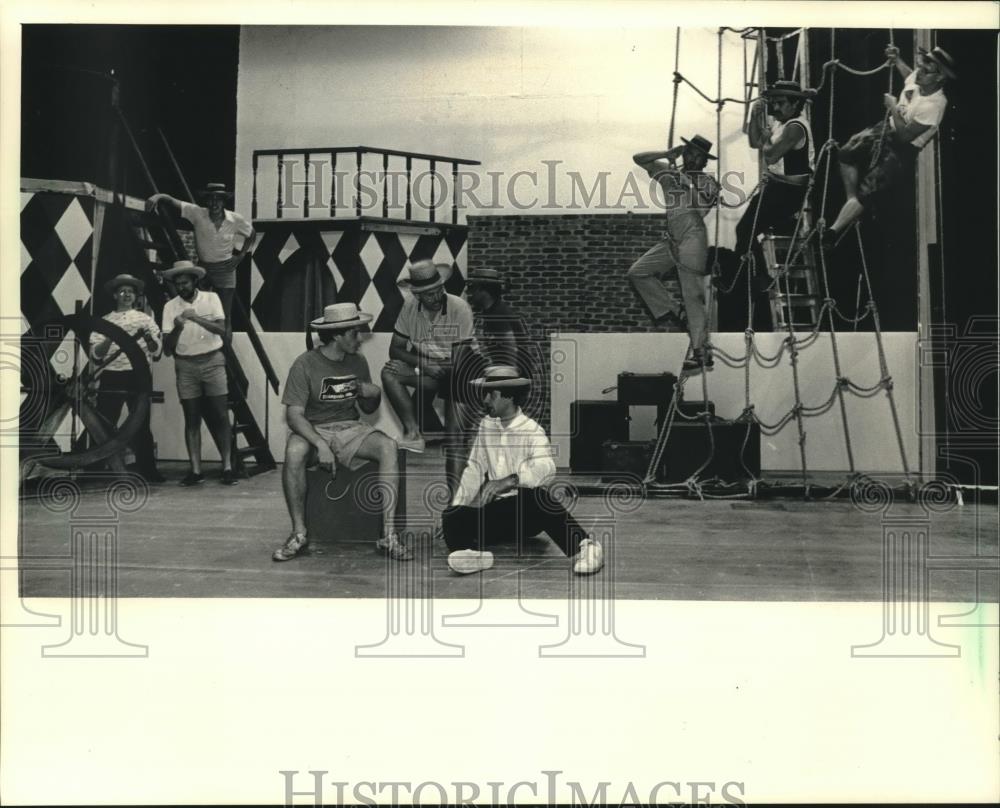1987 Press Photo Rehearsal of &quot;H.M.S. Pinafore&quot; at University of Wisconsin - Historic Images