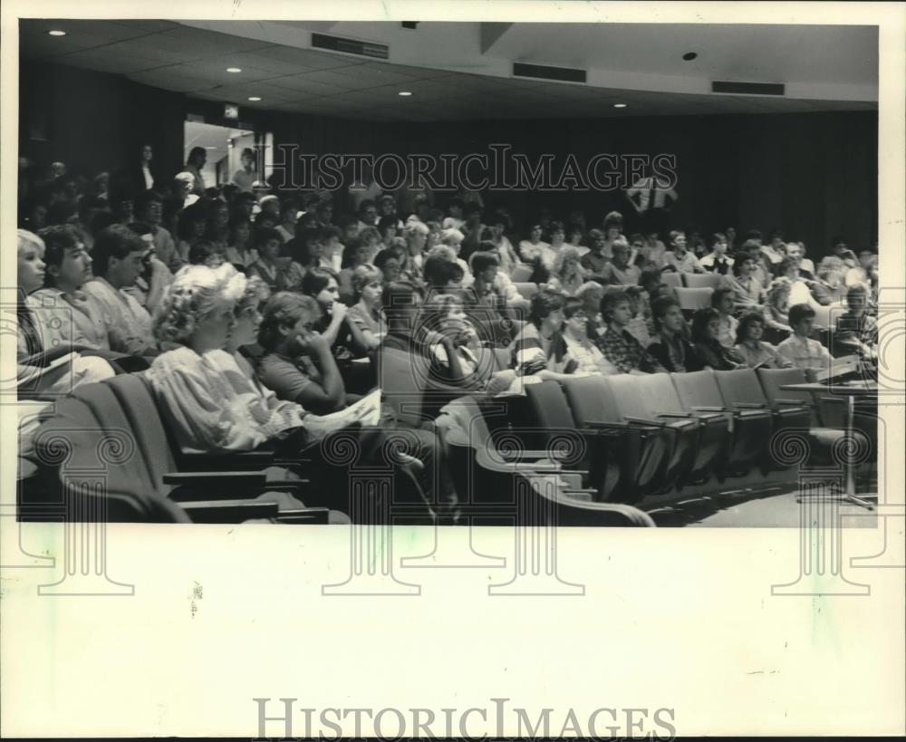 1985 Press Photo Students at orientation at University of Wisconsin West Bend - Historic Images