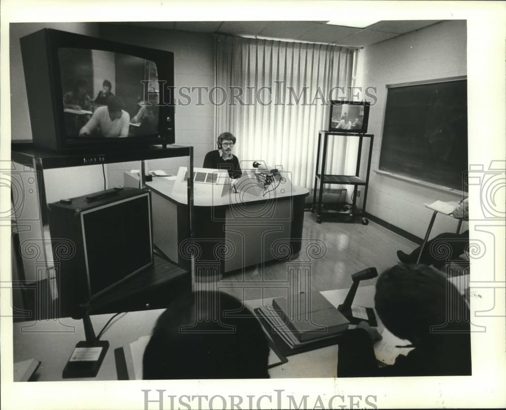 1982 Press Photo University of Wisconsin engineering professor Loren Craker - Historic Images