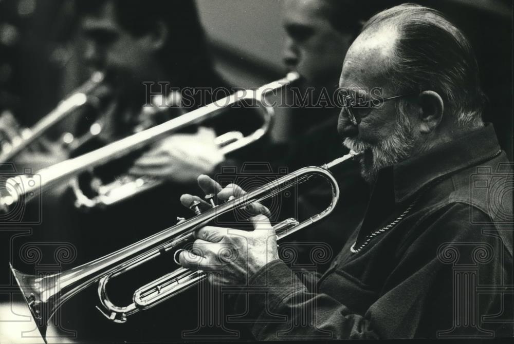 1993 Press Photo Trumpet player Art George sits in with band at UW-Waukesha - Historic Images