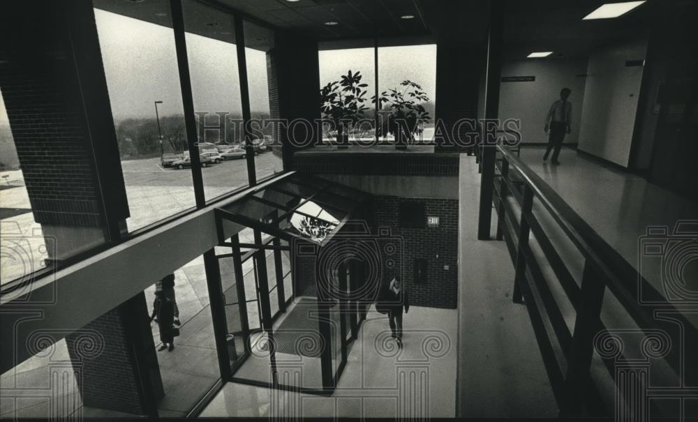 1992 Press Photo New glass entrance to Northview Hall at University of Wisconsin - Historic Images