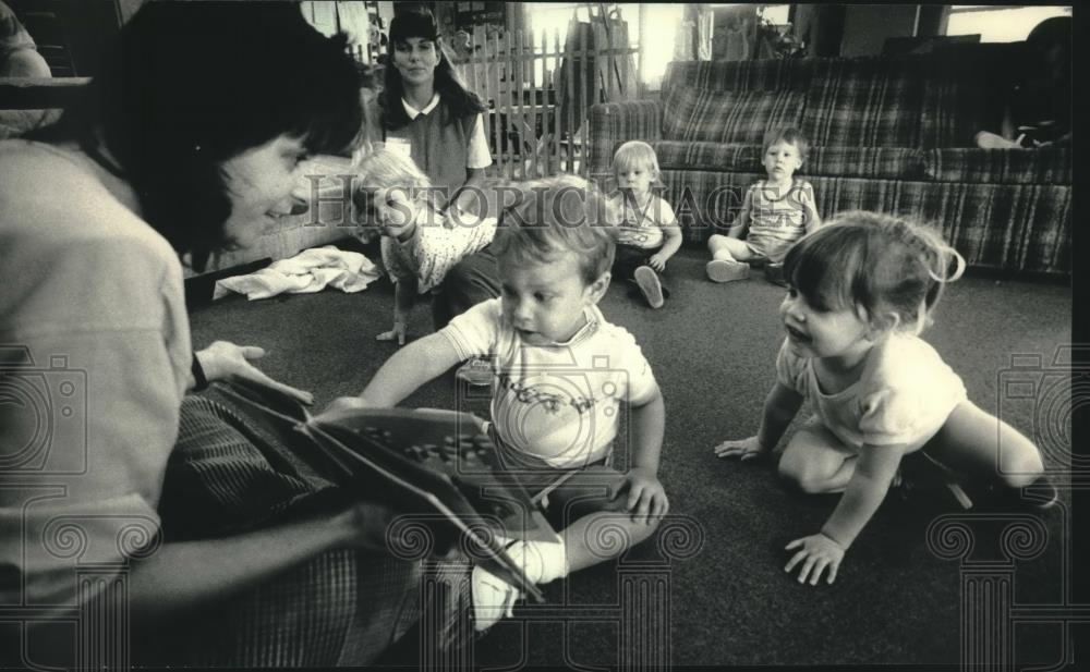 1986 Press Photo Story time at University of Wisconsin-Milwaukee Day Care Center - Historic Images