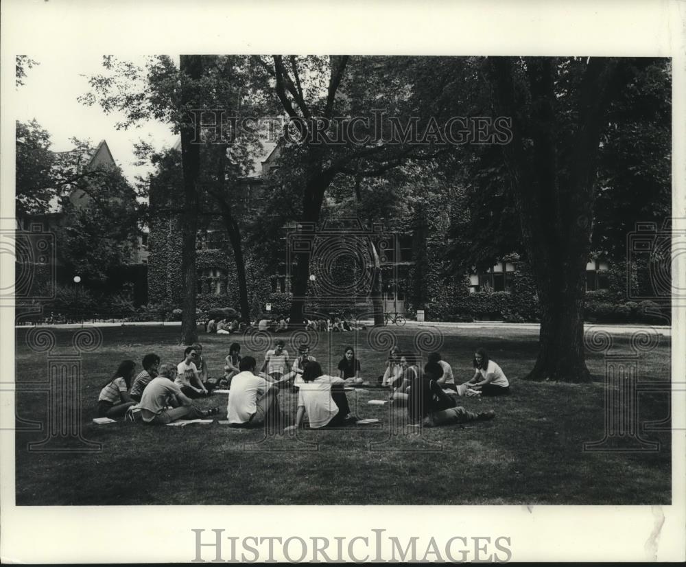 1979 Press Photo UWM students use Milwaukee-Downer College campus lawn for class - Historic Images