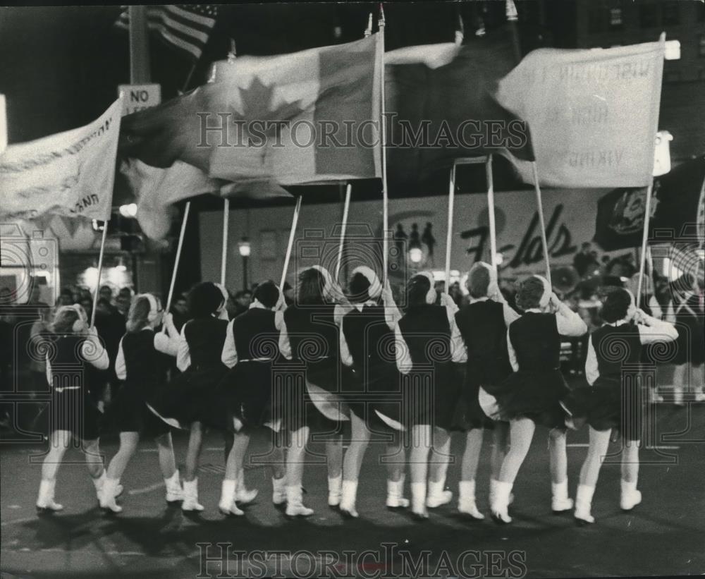 Press Photo Students with flags participate in UWM&#39;s homecoming parade - Historic Images