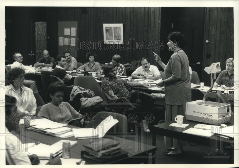 1989 Press Photo Shelley Robbins in class at University of Wisconsin-Milwaukee - Historic Images