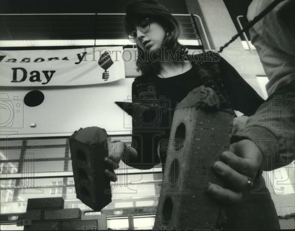 1995 Press Photo Lisa Bass at University of Wisconsin-Milwaukee Masonry Day - Historic Images