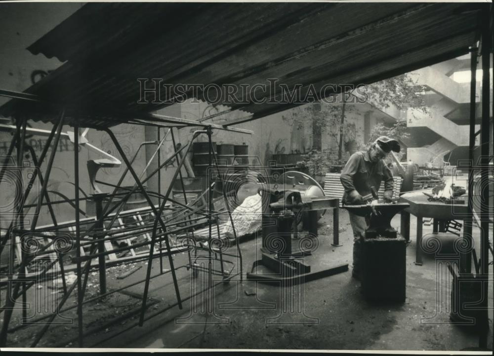 1993 Press Photo Norman Epp at University of Wisconsin-Milwaukee sculpting class - Historic Images