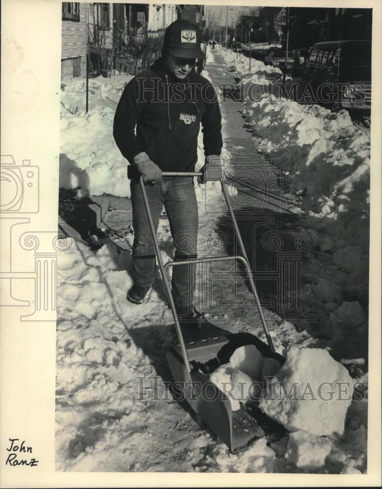 1985 Press Photo John Ranz used a sliding scoop to remove snow in Milwaukee - Historic Images