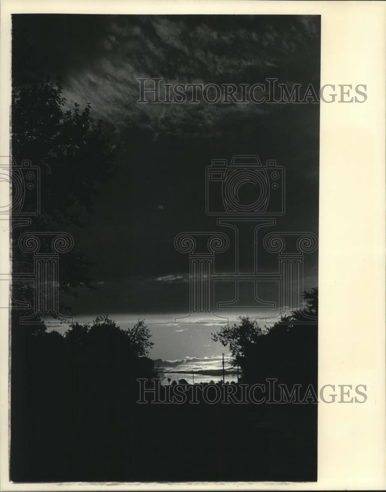 1984 Press Photo A picturesque sunset along Highway D in Ozaukee County - Historic Images