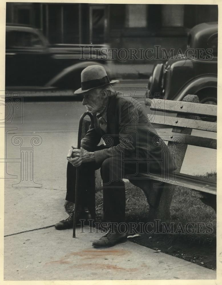 1982 Press Photo Older Homeless Man Sits on Public Bench - mjc15504 - Historic Images