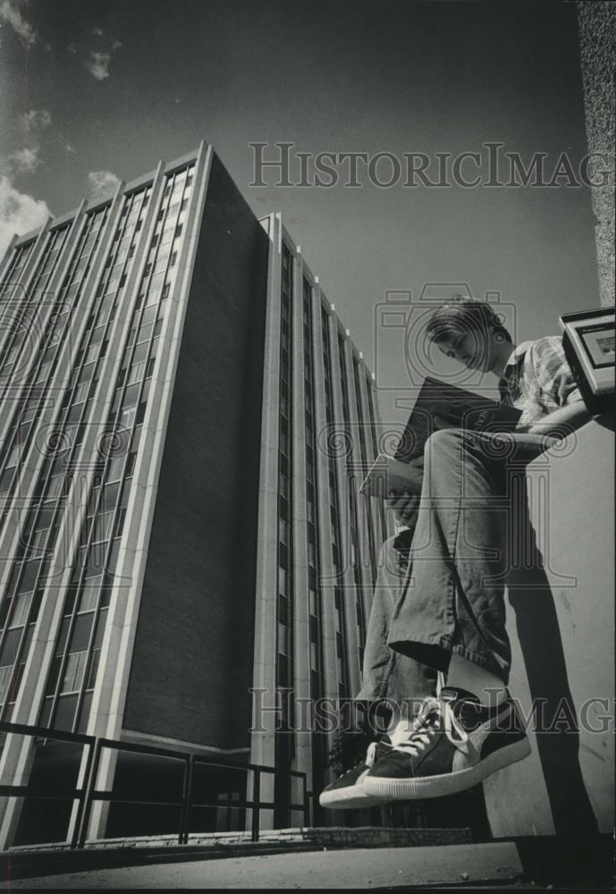 1979 Press Photo University of Wisconsin-Madison student outside Ogg Hall dorm - Historic Images