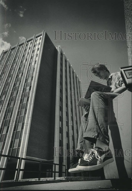 1979 Press Photo University of Wisconsin-Madison student outside Ogg Hall dorm - Historic Images