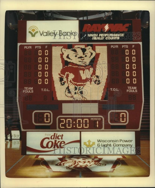 1991 Press Photo New scoreboard at University of Wisconsin's Fieldhouse - Historic Images
