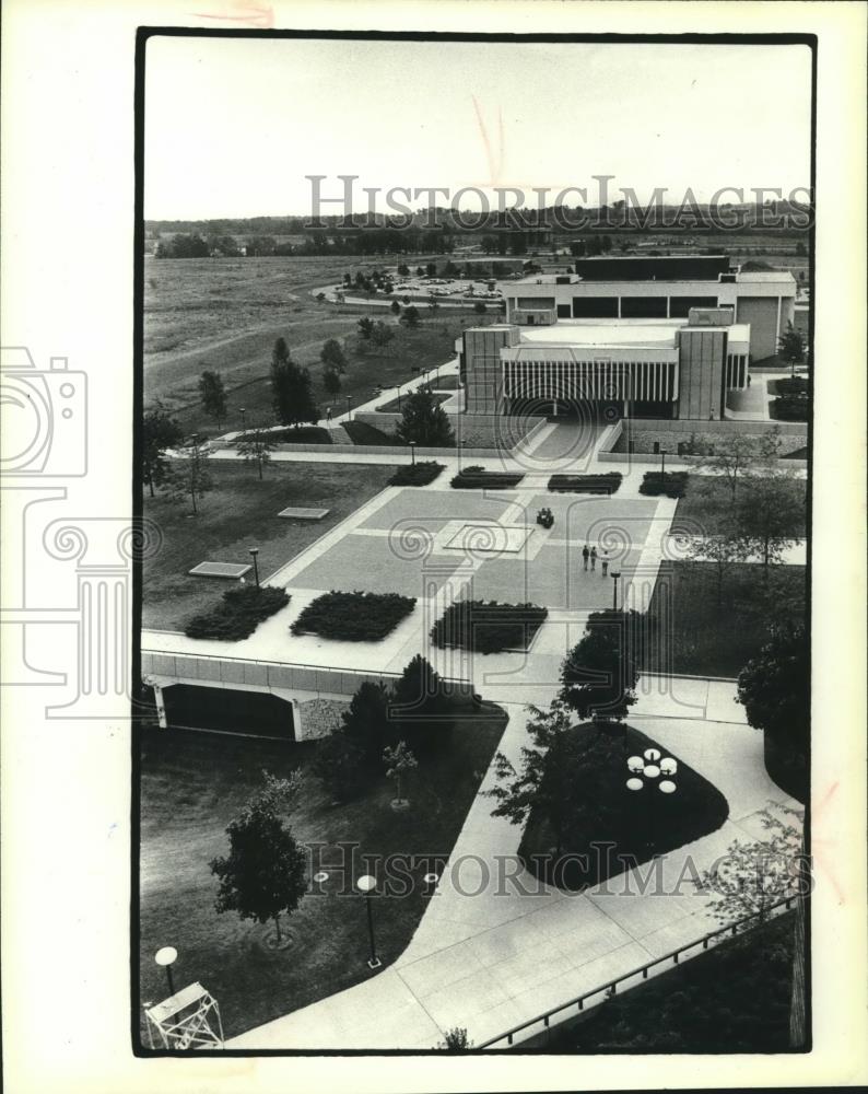 1979 Press Photo View of University of Wisconsin - Green Bay campus from library - Historic Images