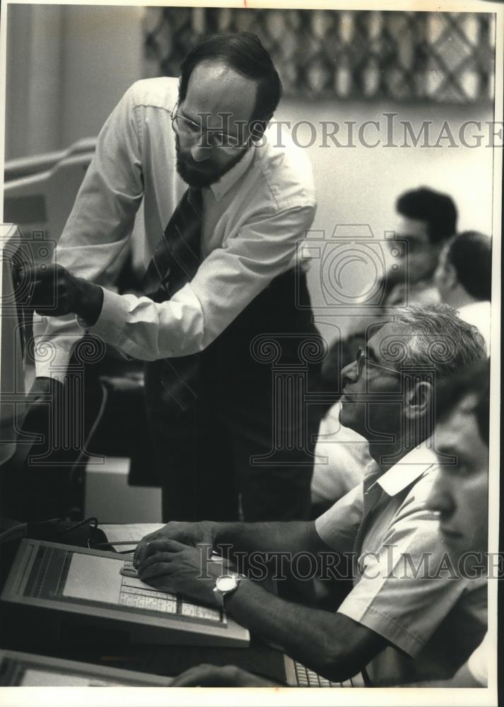 1991 Press Photo Mark Schrank assists at University of Wisconsin Extension - Historic Images