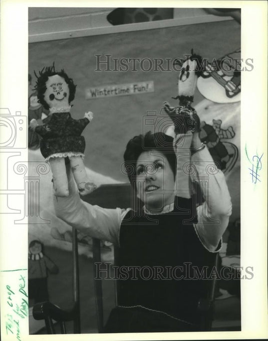 1985 Press Photo Cindy Berg uses puppets at University of Wisconsin child center - Historic Images