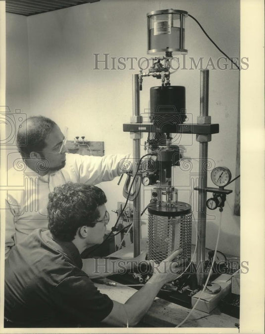 1984 Press Photo Professor Jey Jeyapalan & Ernest Hanna run tests in Wisconsin - Historic Images