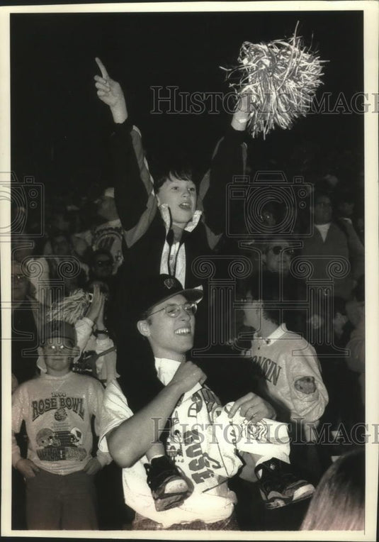 1994 Press Photo Nick Dechant sits on his brother's shoulders at Rose Bowl game - Historic Images