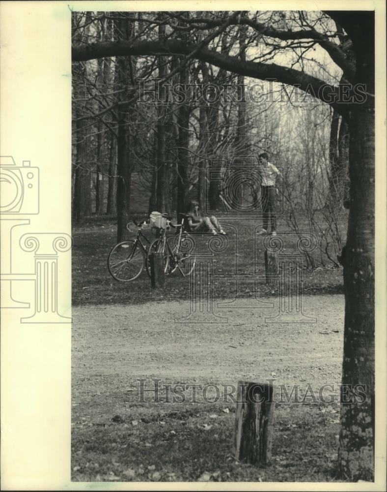 1986 Press Photo Cyclists on trails at University of Wisconsin Madison Arboretum - Historic Images