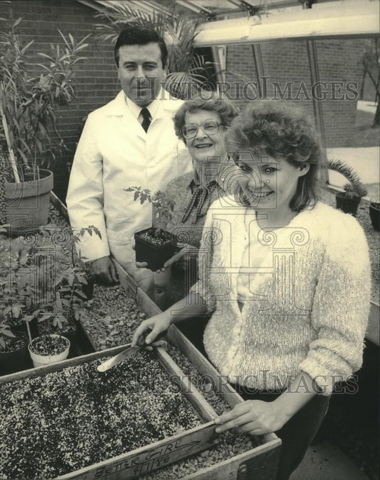 1986 Press Photo Sami Saad, Nancy DeGueme and Sharon Ertl at greenhouse at UW - Historic Images