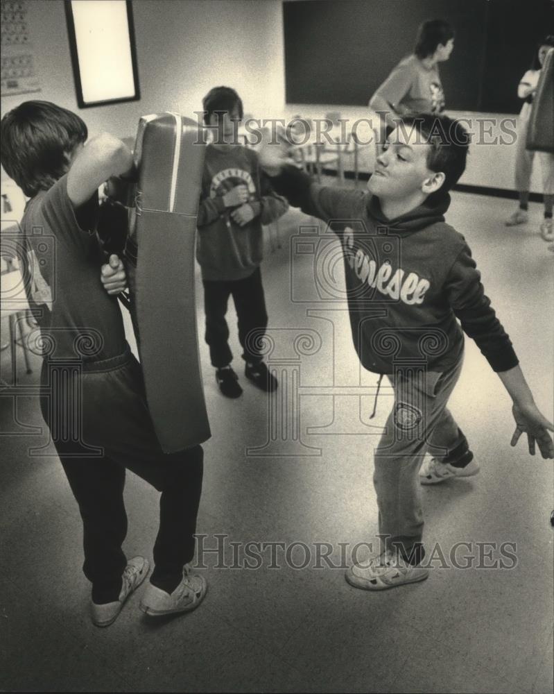 1989 Press Photo Young students practice self defense at UW-Waukesha Center - Historic Images