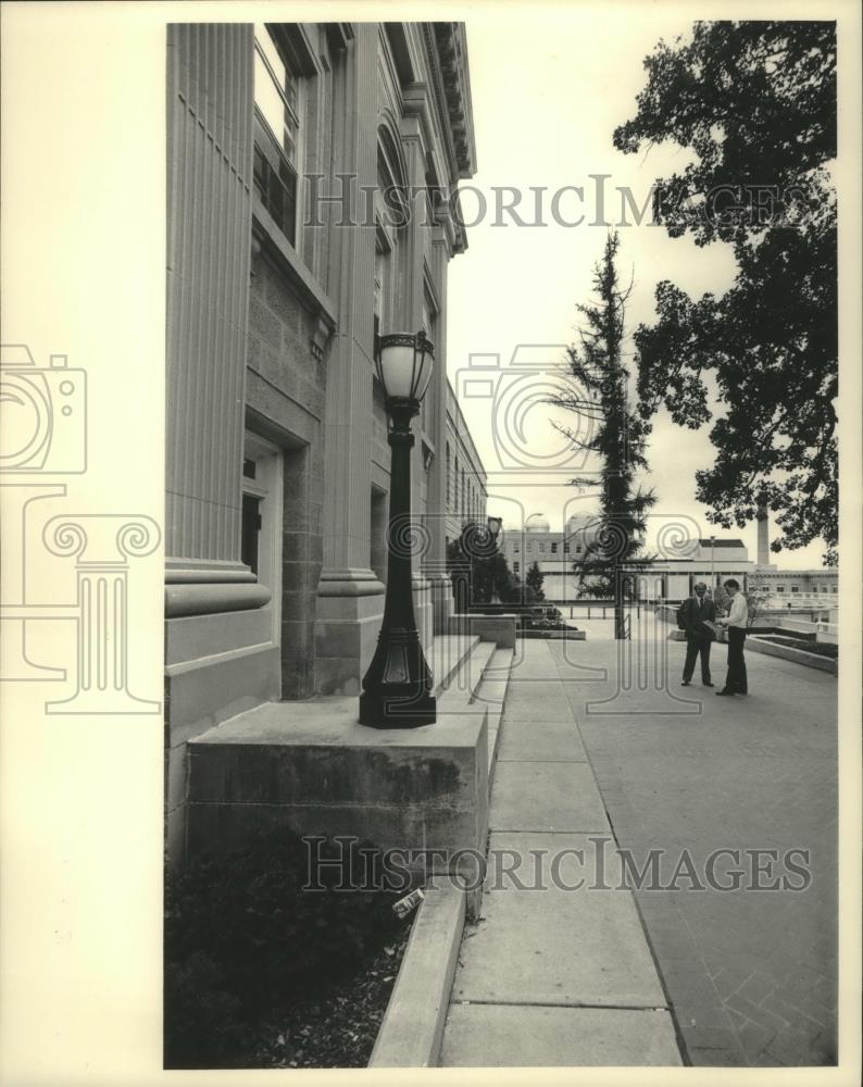 1984 Press Photo Men talking outside building at the UW Madison - mjc15777 - Historic Images