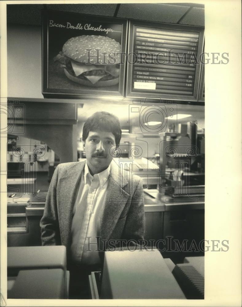 1987 Press Photo Prof James F. Buergermeister in Burger King food lab, UW-Stout - Historic Images