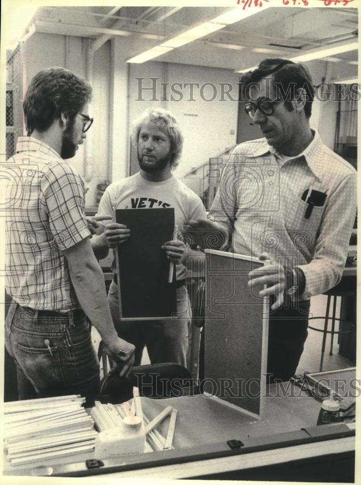 1979 Press Photo University of Wisconsin - Stout students discuss project - Historic Images