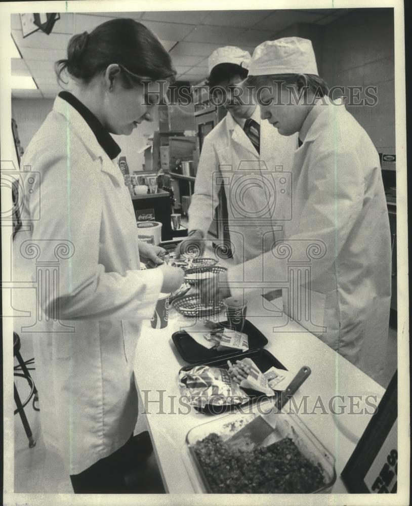 1983 Press Photo University of Wisconsin - Stout students prepare fast food - Historic Images