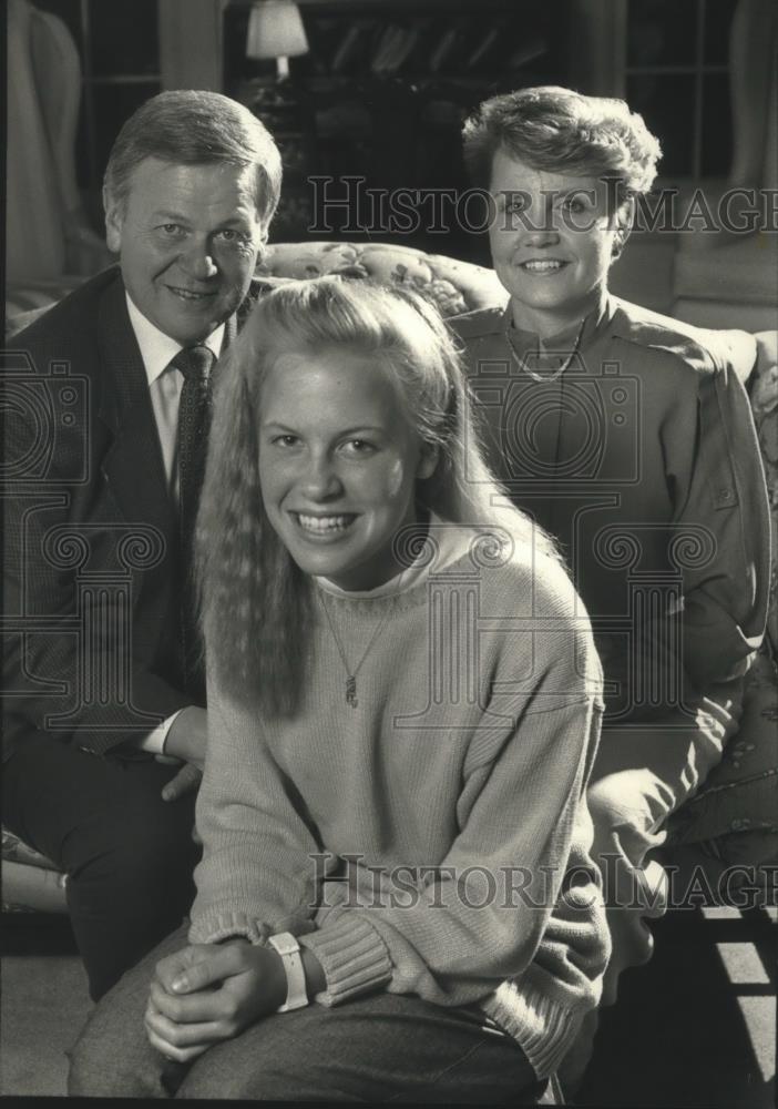 1989 Press Photo University School of Milwaukee student, Heidi Wirth &amp; parents - Historic Images