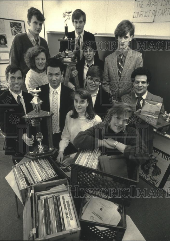 1988 Press Photo University School of Milwaukee Academic Decathlon Team &amp; trophy - Historic Images