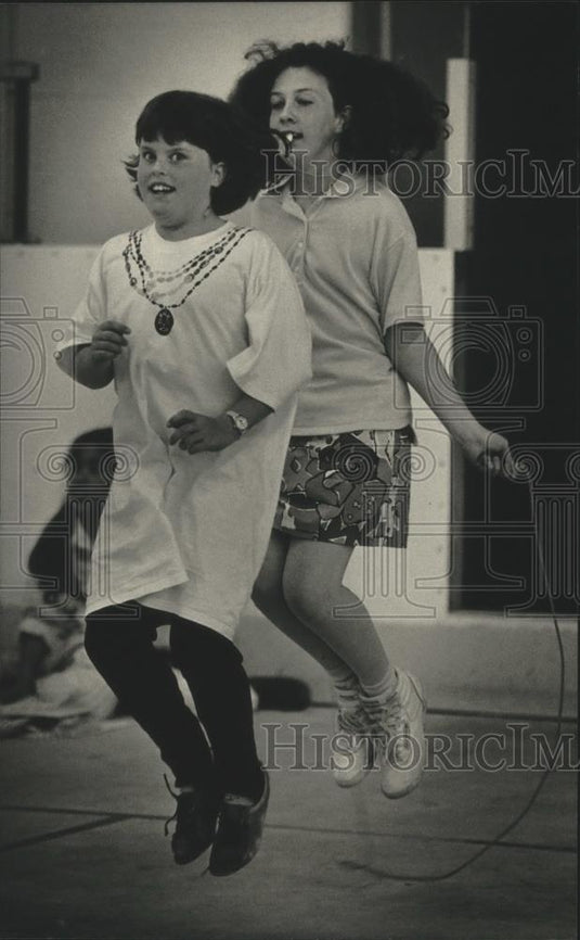 1987 Press Photo University of Milwaukee 4th graders double jump to raise money - Historic Images