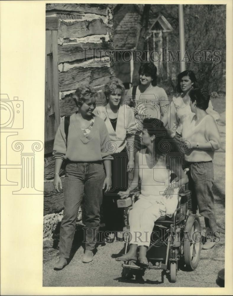 1986 Press Photo Students visit University of Wisconsin-Whitewater campus - Historic Images