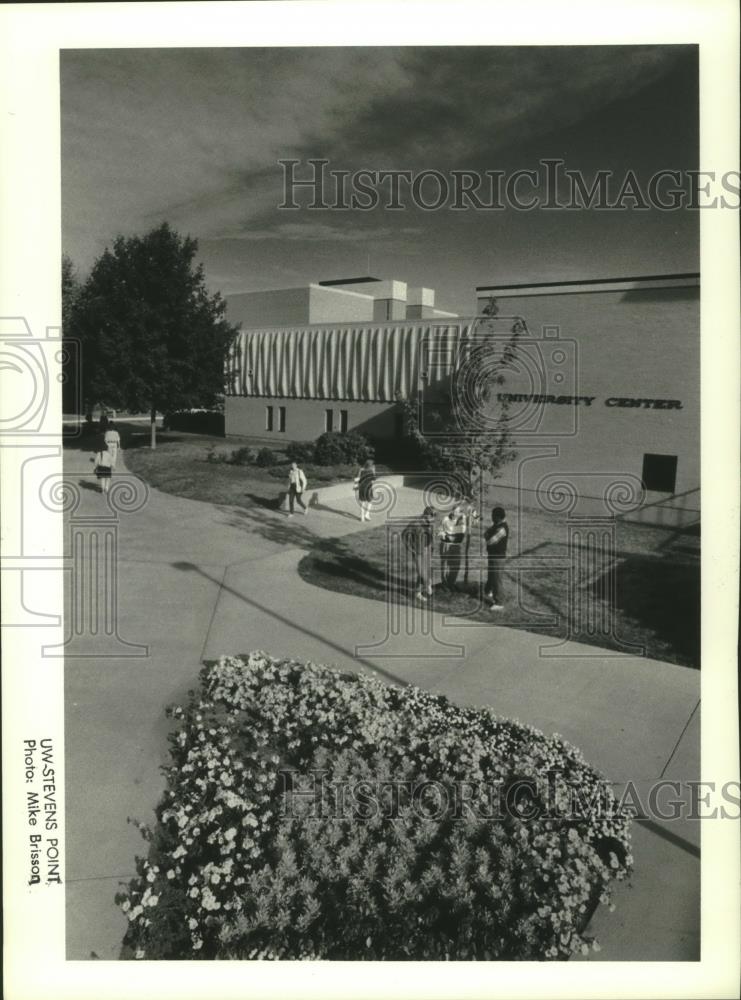 1991 Press Photo Students outside University Center on UW-Stevens Point campus - Historic Images